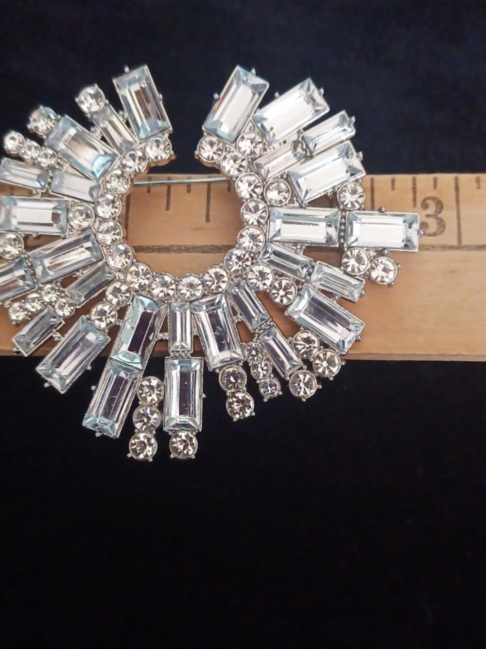 Stunning Rhinestone Round Brooch - Picture 3 of 4